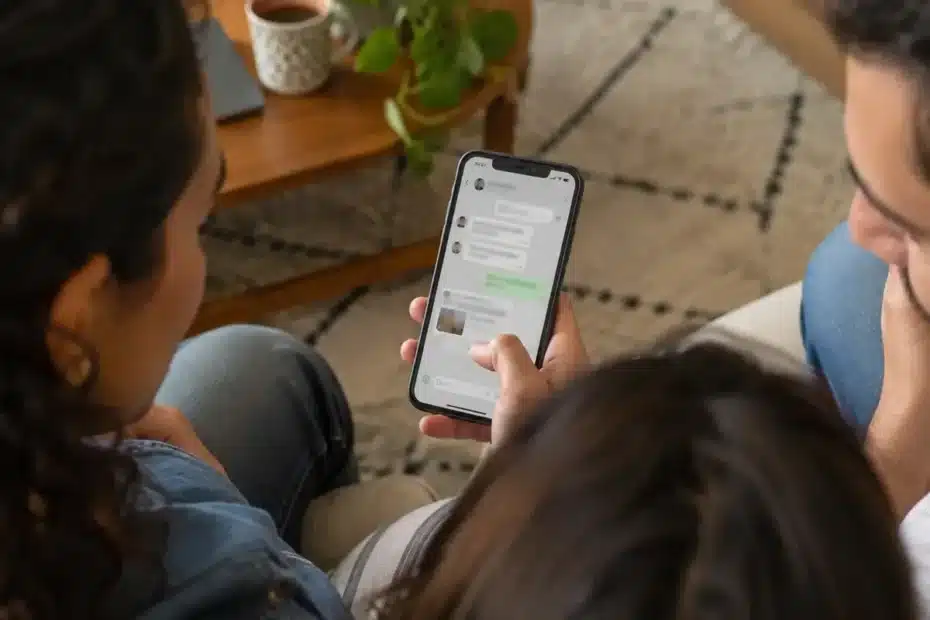 Pessoas consultando conversa de grupo em smartphone durante encontro cotidiano, em cena editorial ilustrativa